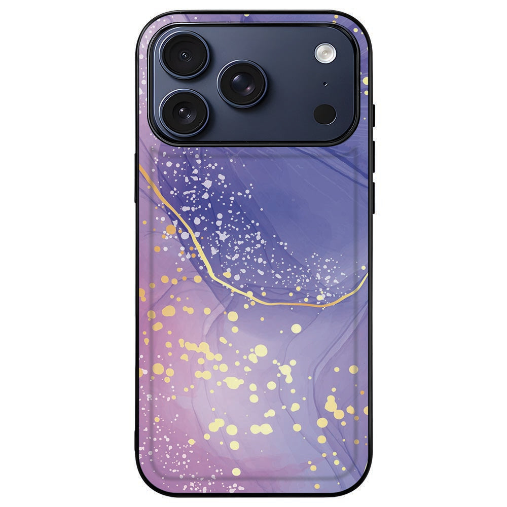 iPhone 18 Pro met Watercolor Paars hoesje erom, verhoogde rand rond het camera-eiland