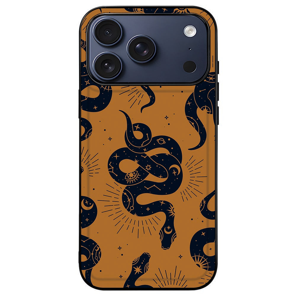iPhone 18 Pro in de Snakes back cover, schubbenprint rond het camera-eiland