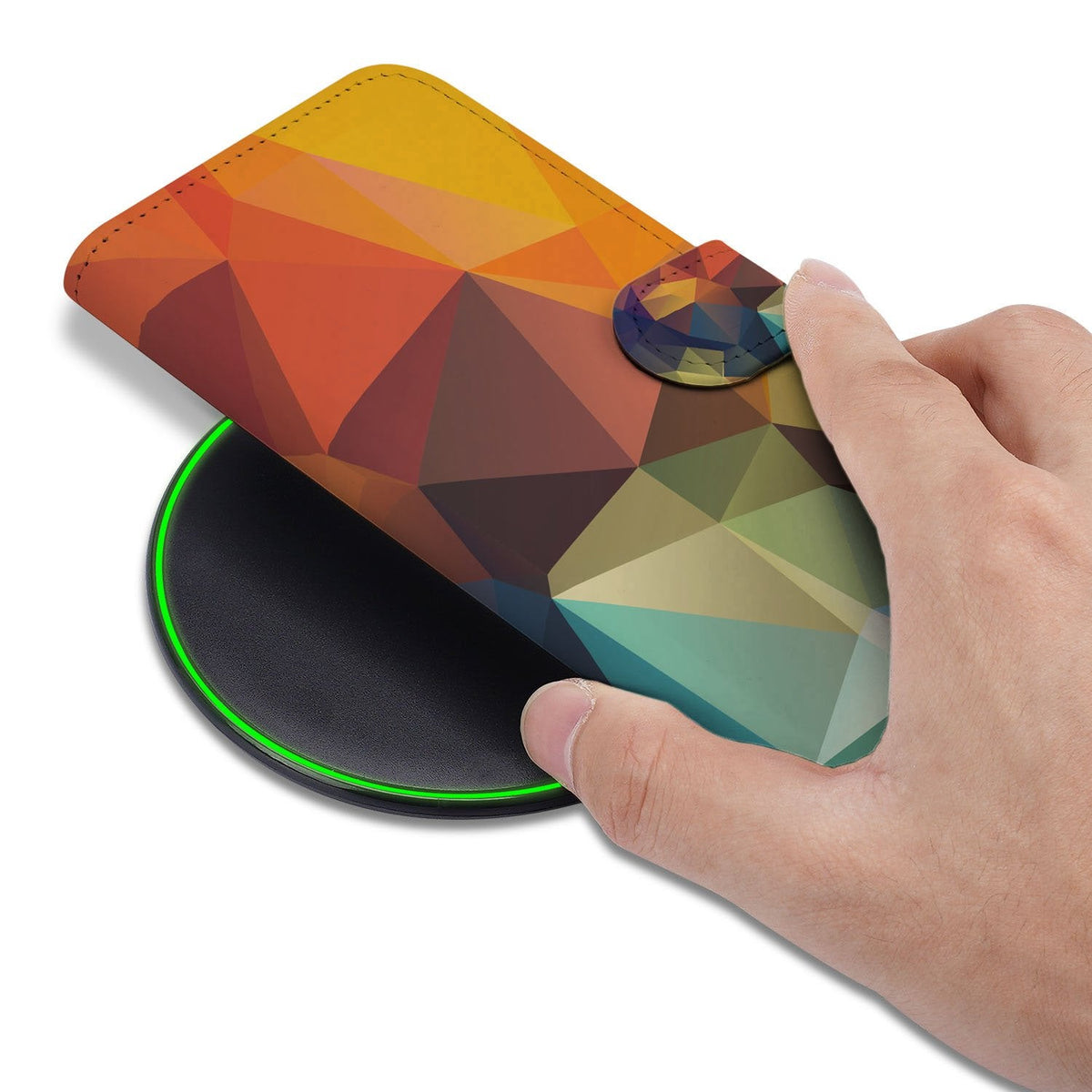 Polygon Color bookcase om een iPhone 18 Pro, in de hand gehouden met de klep dicht