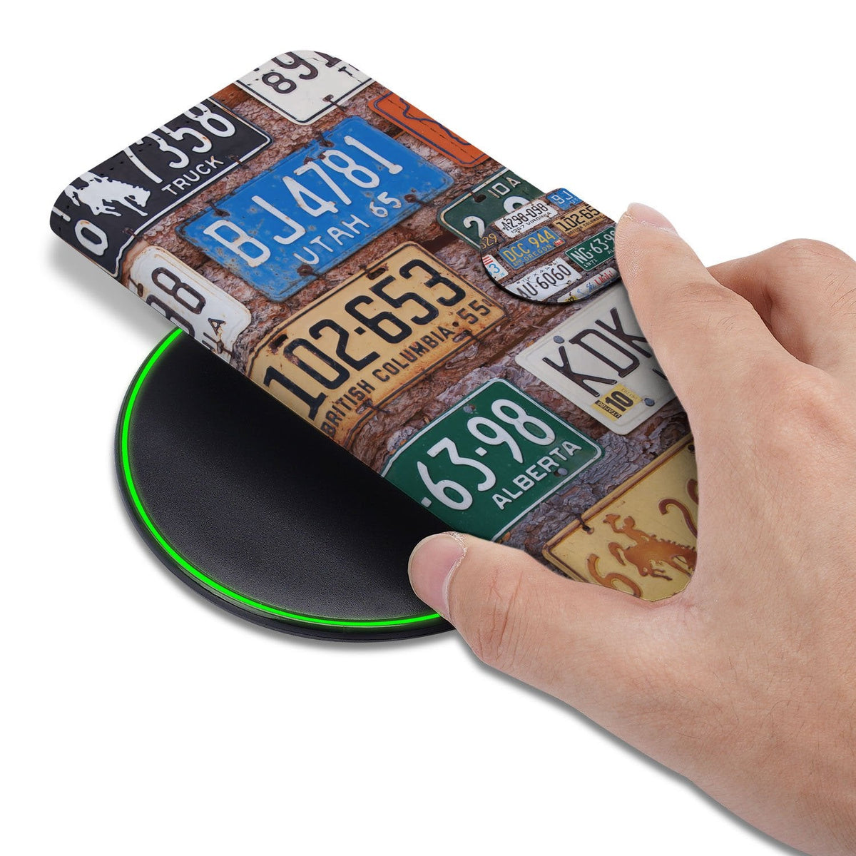 Kentekenplaten bookcase om een iPhone 18 Pro in de hand, collageprint op de klep
