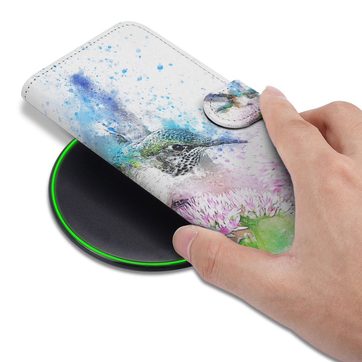 Vogel hoesje met pasjeshouder voor de iPhone 18 Pro in de hand, klep gesloten