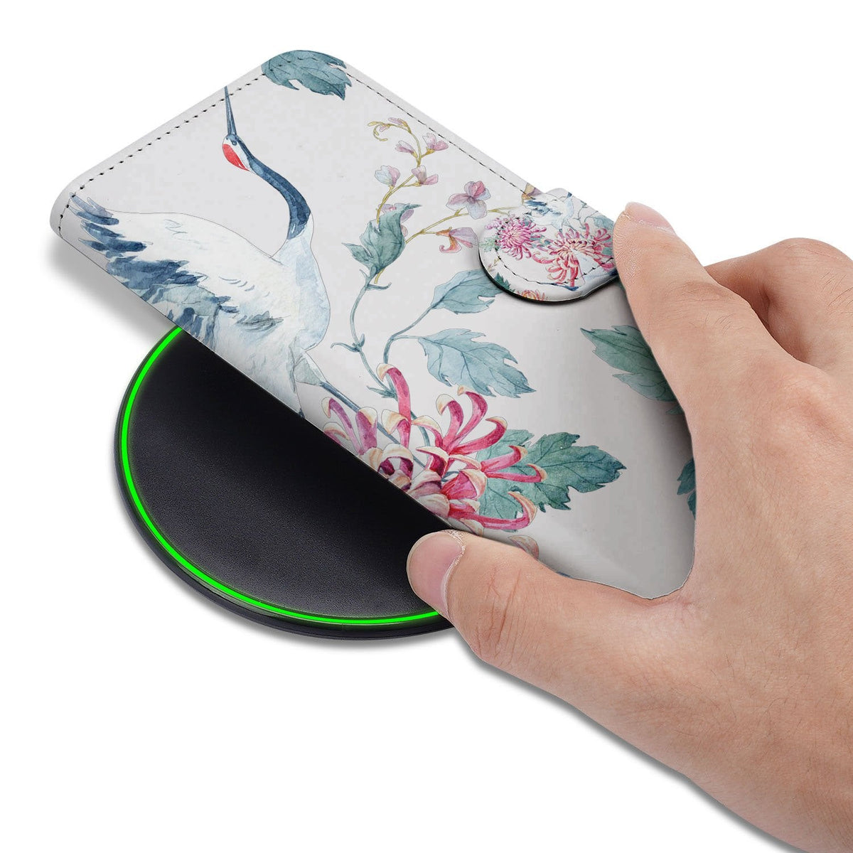 Bird Flowers bookcase voor de iPhone 18 Pro in de hand met de klep dicht