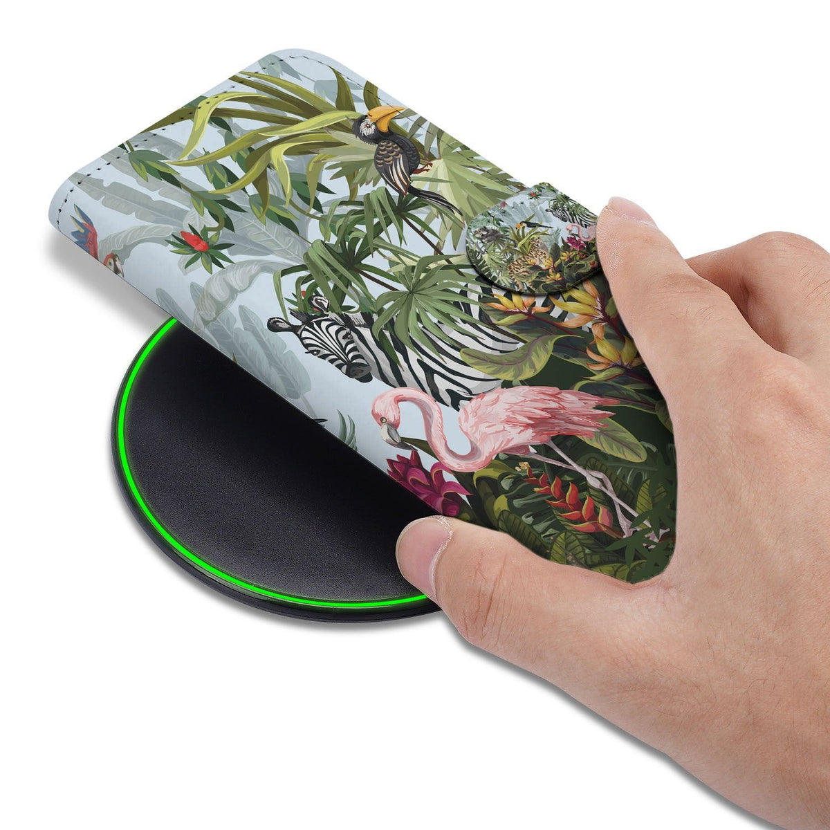 Jungle portemonnee hoesje voor de iPhone 18 Pro vastgehouden in de hand