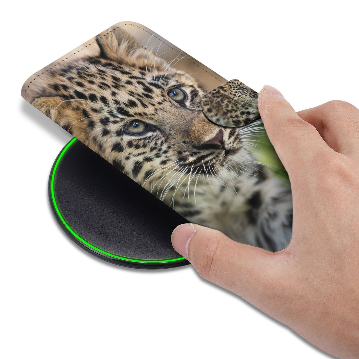 Baby Luipaard wallet hoesje voor de iPhone 18 Pro vastgehouden in een hand