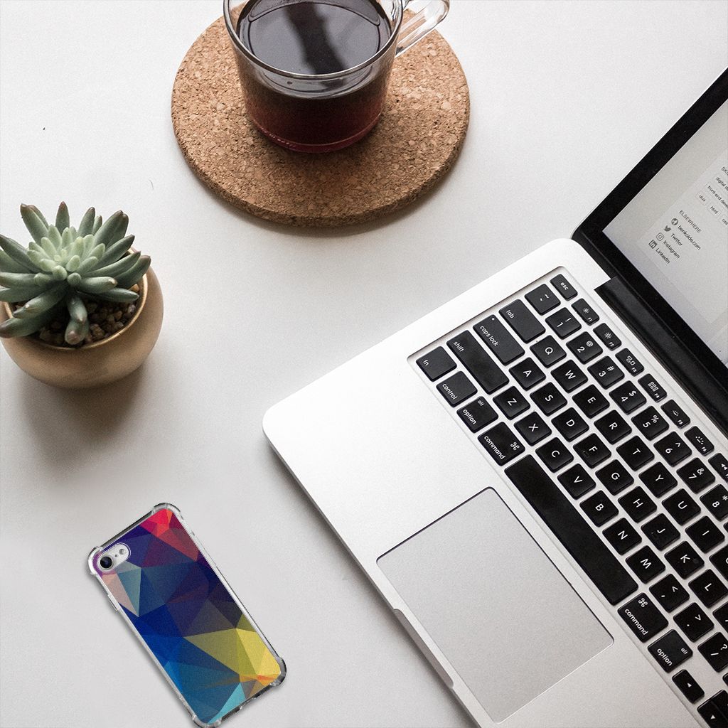 iPhone SE 2022/2020 | iPhone 8/7 Shockproof Case Polygon Dark op tafel met laptop en koffie.