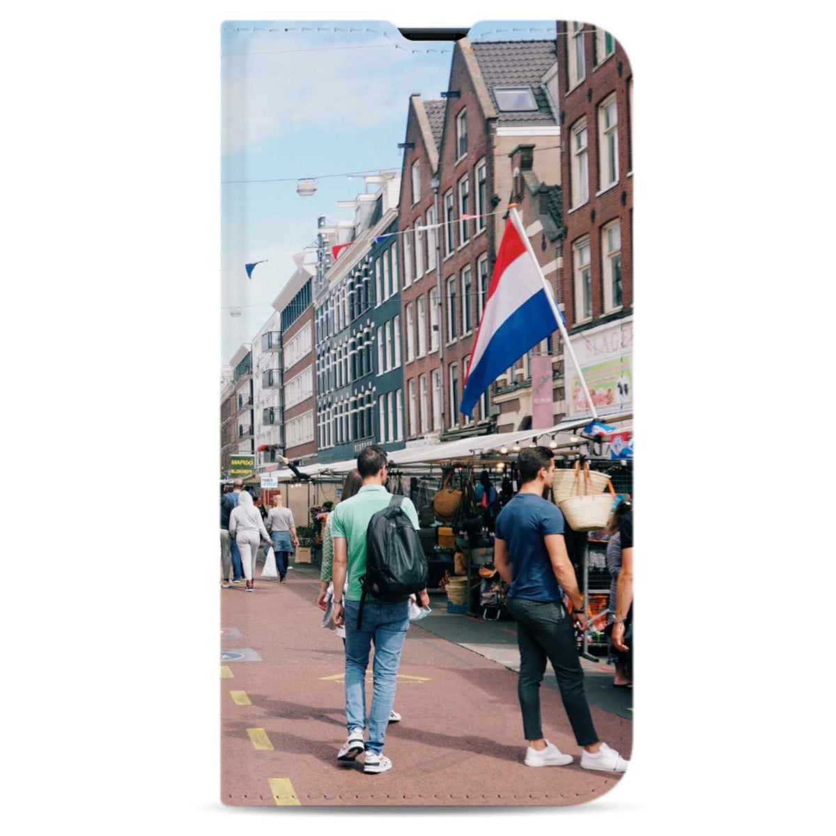 Voorbeeldontwerp van een marktstraat met bakstenen panden en een vlag op de gesloten klep van de iPhone 13 standcase