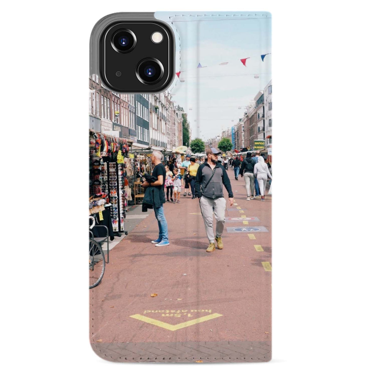 Voorbeeldontwerp met kraampjes en wandelaars in een marktstraat op de achterkant van de iPhone 13 standcase