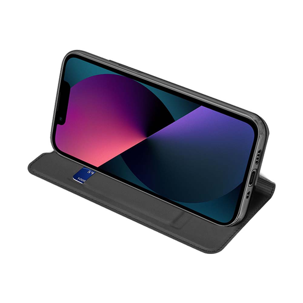 iPhone 13 mini liggend in de standcase, klep omgevouwen als standaard, zijknoppen zichtbaar