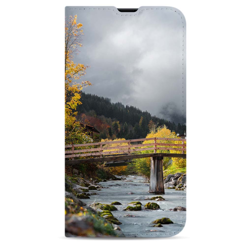 iPhone 13 mini standcase met gesloten klep, voorbeeldfoto van een houten brug over een rivier tussen herfstbomen