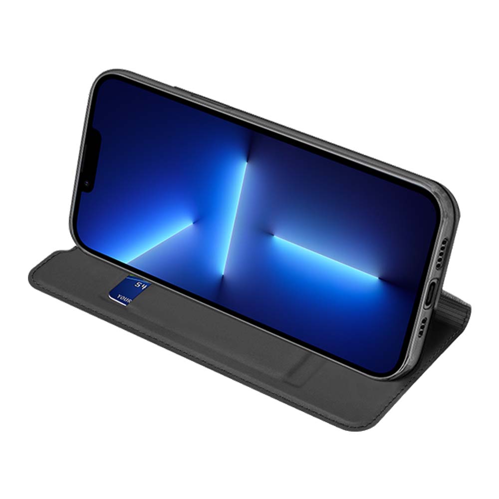 Liggend neergezet met de klep omgevouwen als standaard, poortuitsparing onderaan zichtbaar: iPhone 13 Pro standcase