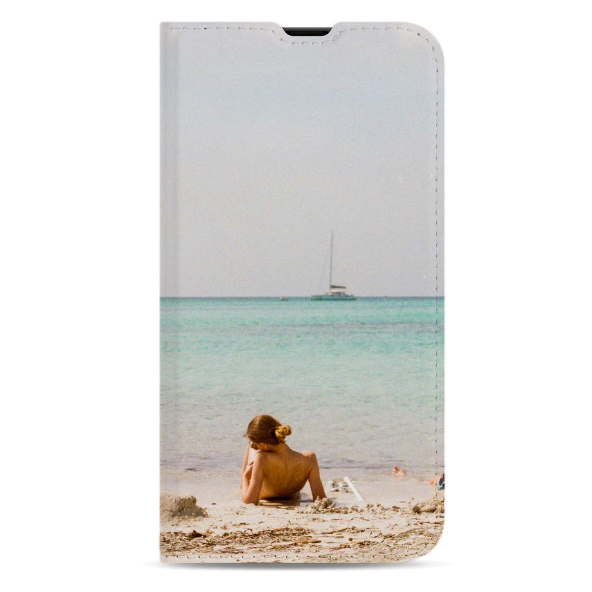 Dichtgeklapt, recht van voren: iPhone 13 Pro standcase met voorbeeldontwerp van turquoise zee en een zeilboot