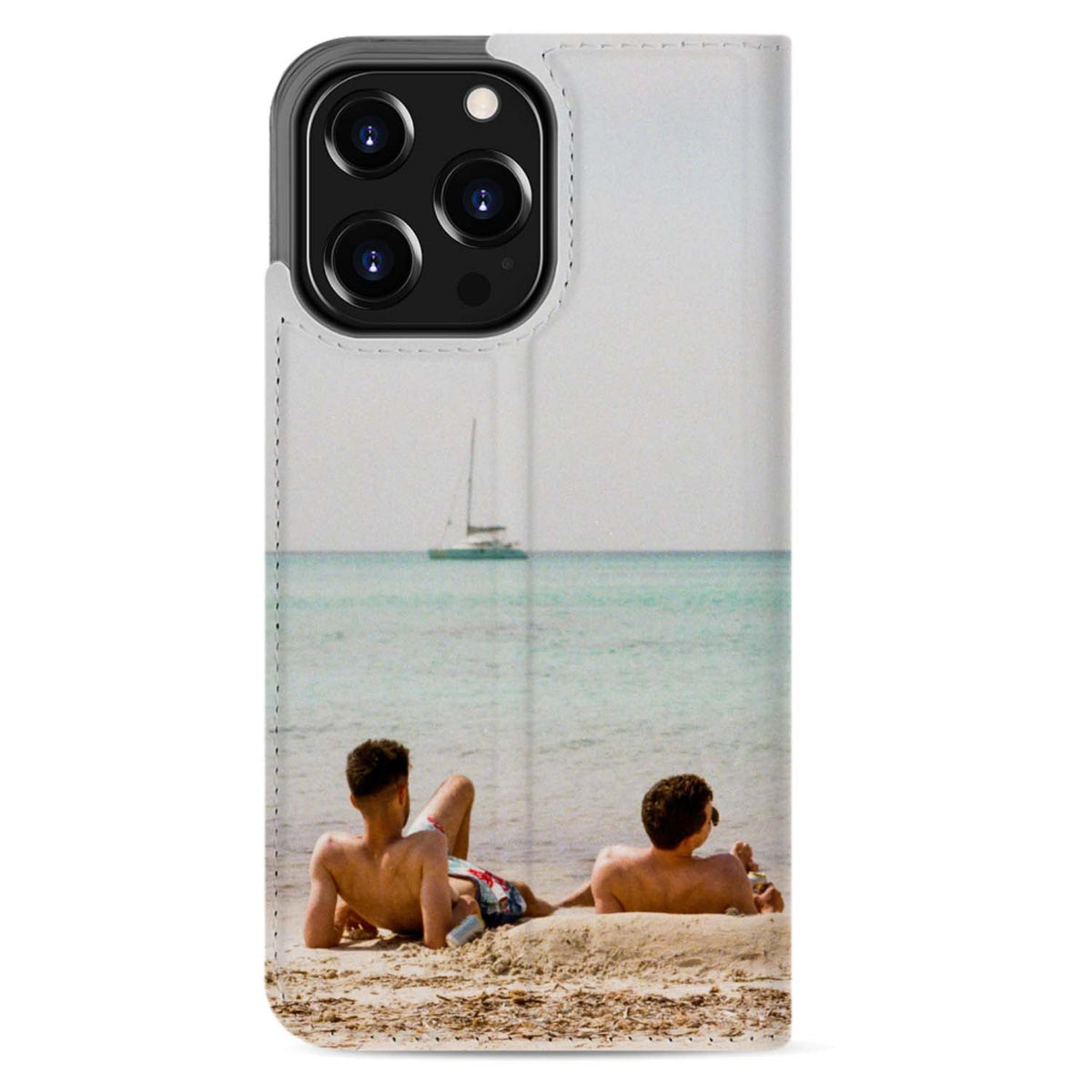 Van achteren met grote camera-uitsparing: iPhone 13 Pro standcase met voorbeeldontwerp van zandstrand en zeilboot op zee