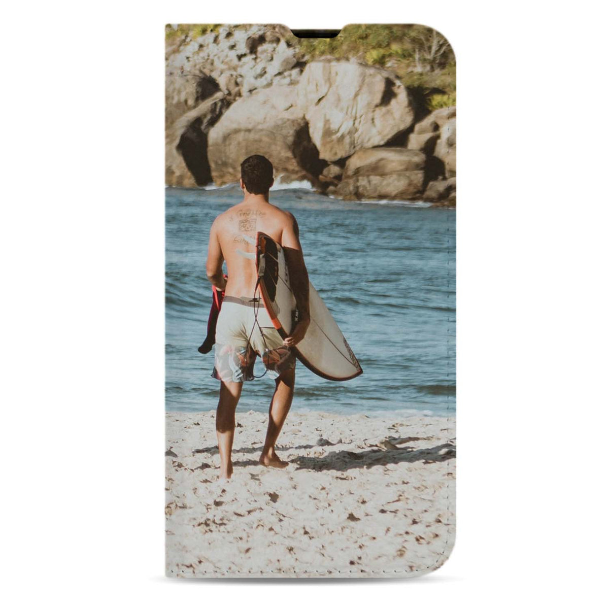 Dichtgeklapt recht van voren: iPhone 13 Pro Max standcase met voorbeeldontwerp van een surfer met surfplank