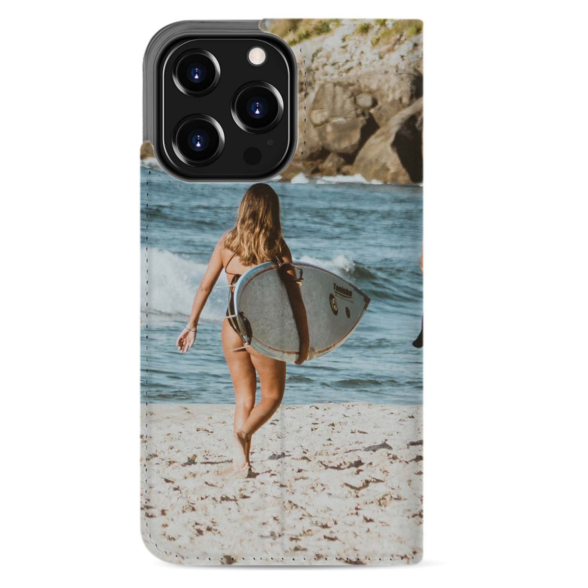 Achteraanzicht met uitsparing voor drie lenzen: iPhone 13 Pro Max standcase met een surfster als voorbeeldfoto