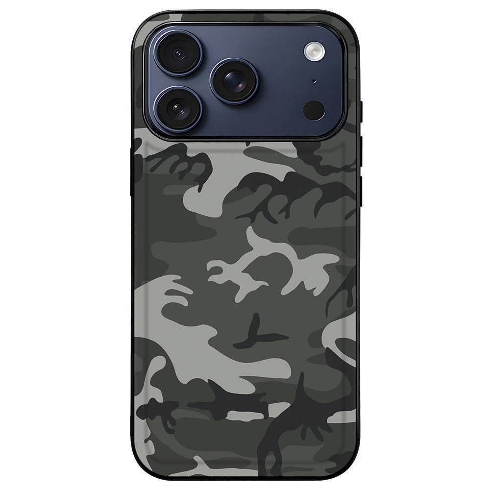 Army Light back cover om een iPhone 18 Pro heen, met vrij camera-eiland