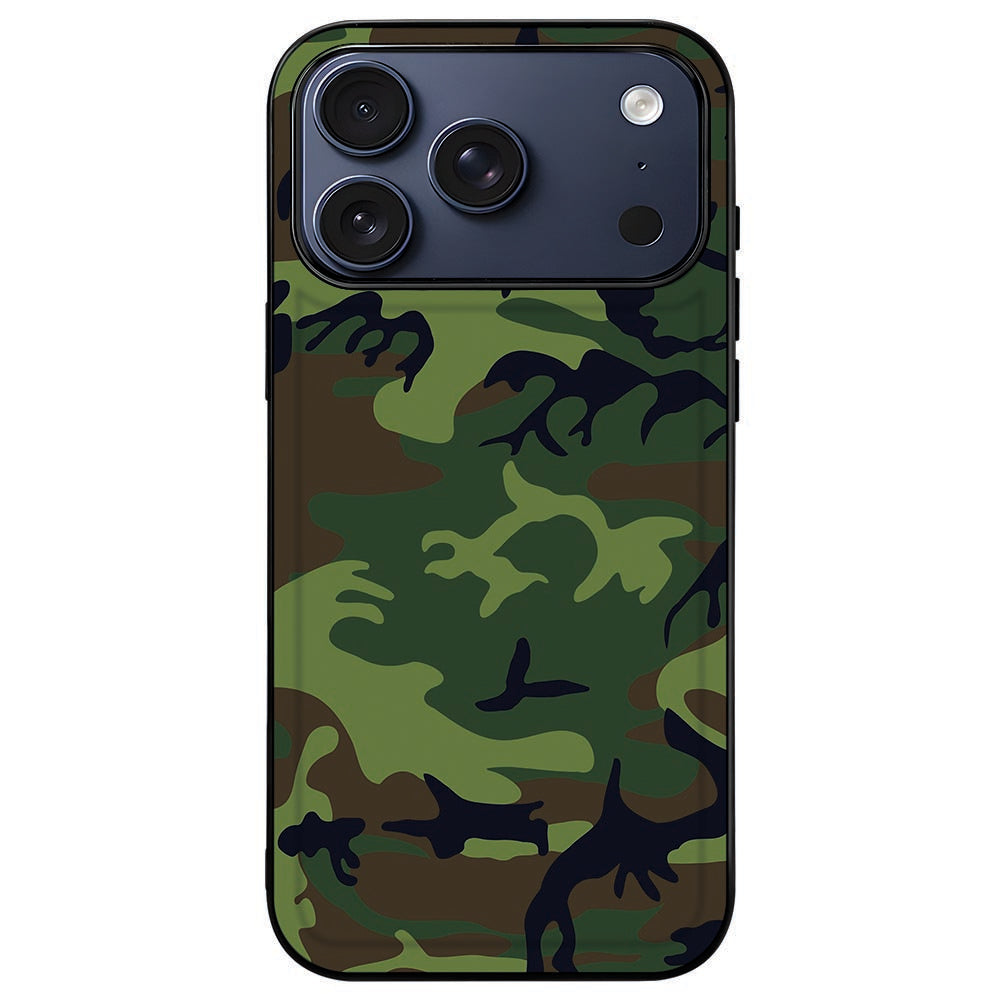 iPhone 18 Pro met Army Dark camouflagehoesje erom, camera-eiland vrij achter de rand
