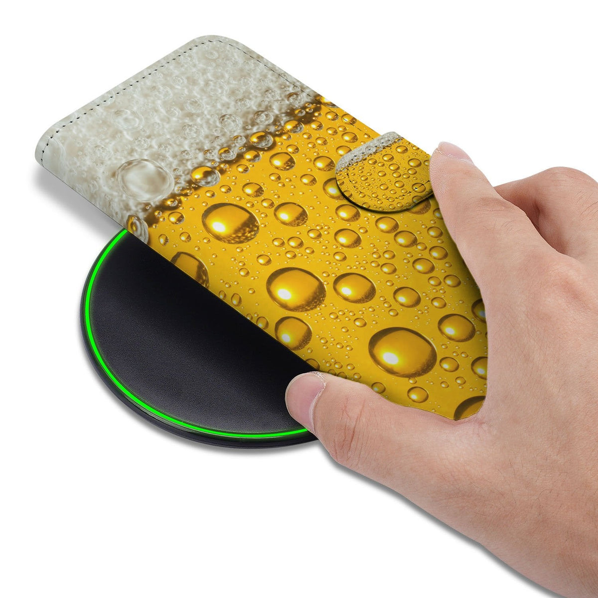 Bier bookcase hoesje voor iPhone 18 Pro in de hand met de klep dicht