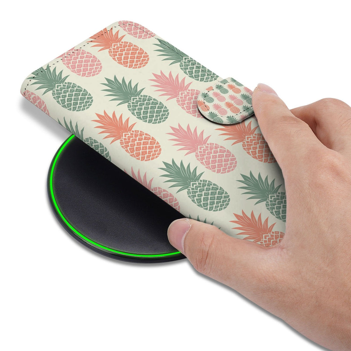 Ananas hoesje met pasjeshouder voor de iPhone 18 Pro vastgehouden in de hand