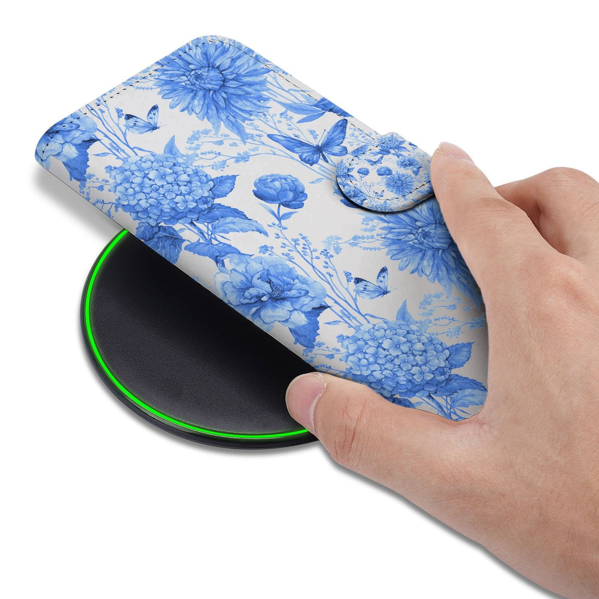 Flowers Blue bookcase om een iPhone 18 Pro in de hand met bloemenprint op de klep