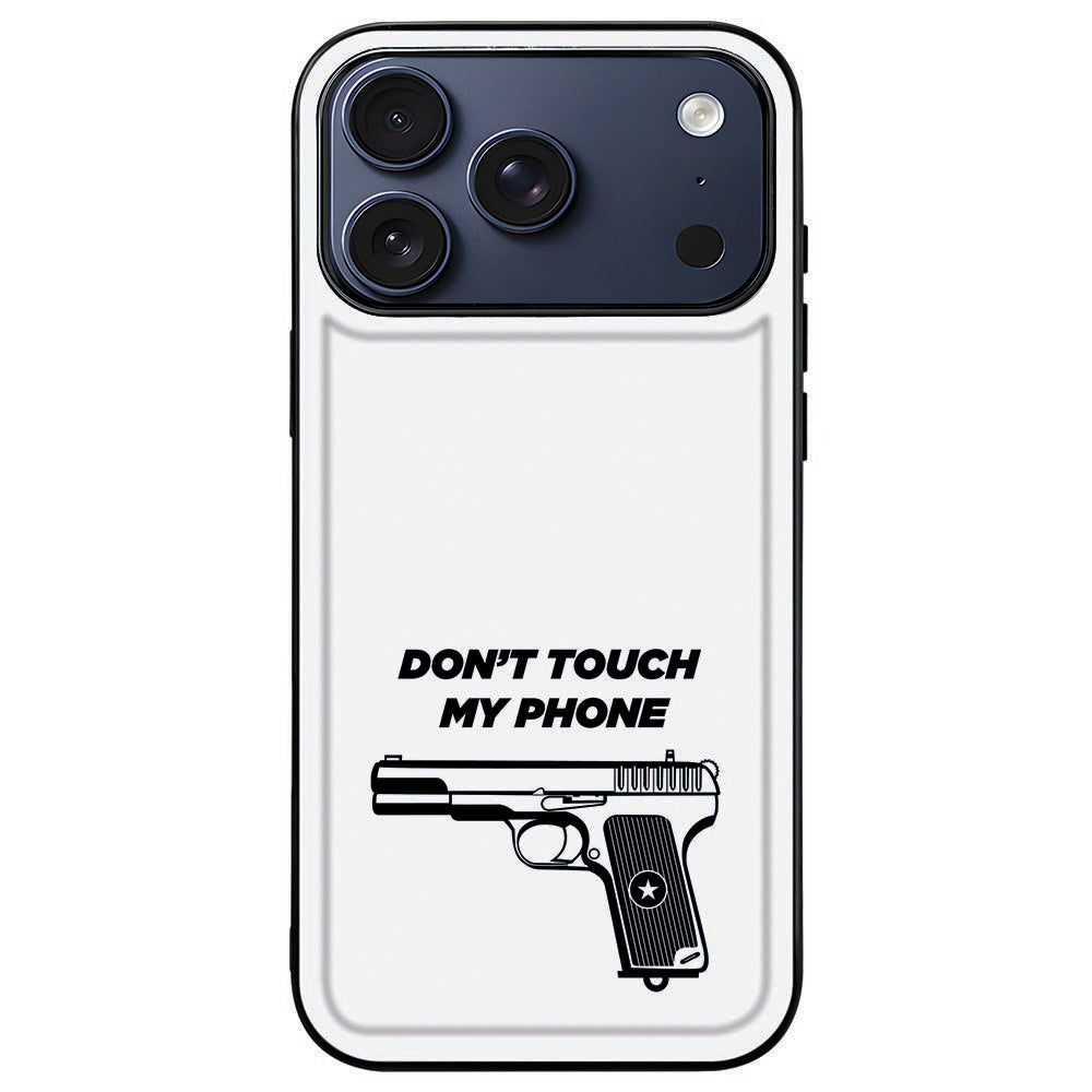 iPhone 18 Pro in het Pistol DTMP hoesje, camera-eiland verzonken achter de zwarte rand
