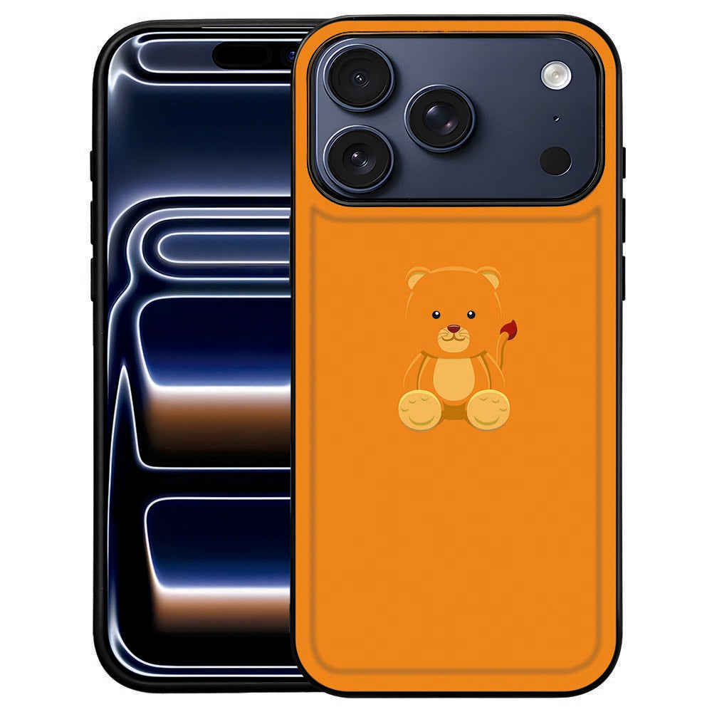 Achterkant van het Baby Beer iPhone 18 Pro Max hoesje met oranje beertje op kunstleer