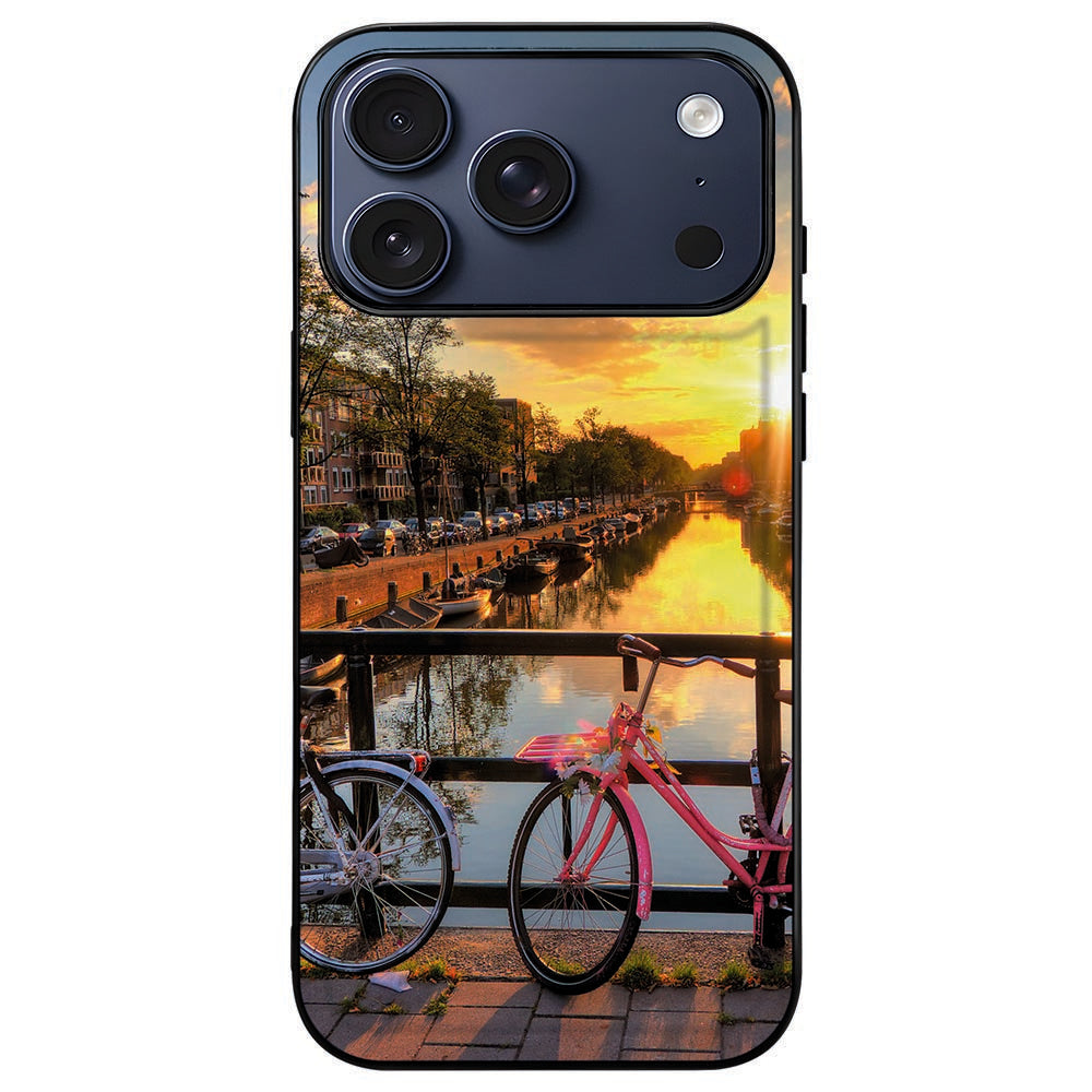 iPhone 18 Pro Max gestoken in het Amsterdamse Grachten hoesje, achterkant zichtbaar