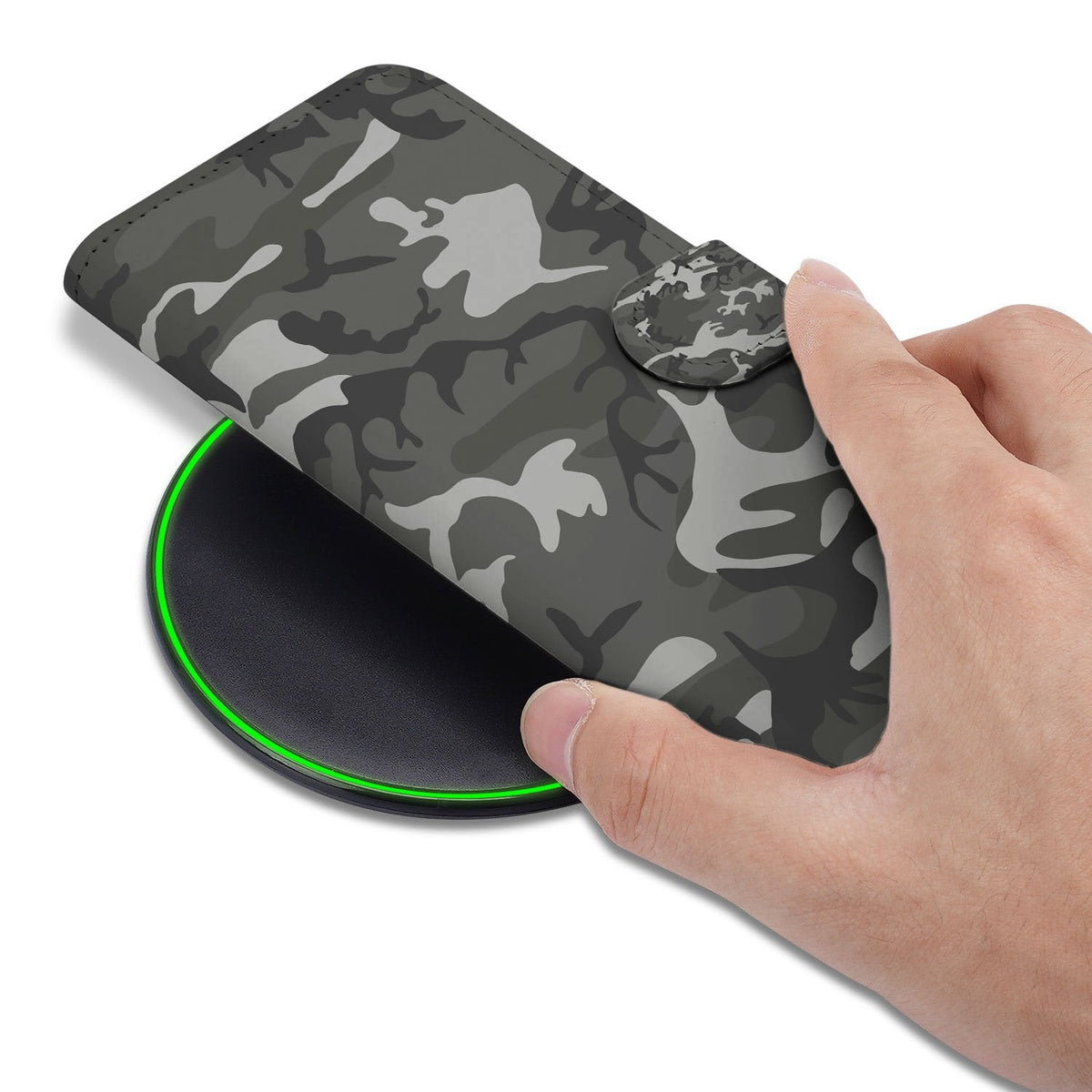 Het Army Light hoesje voor de iPhone 18 Pro Max in de hand, camouflageprint goed zichtbaar