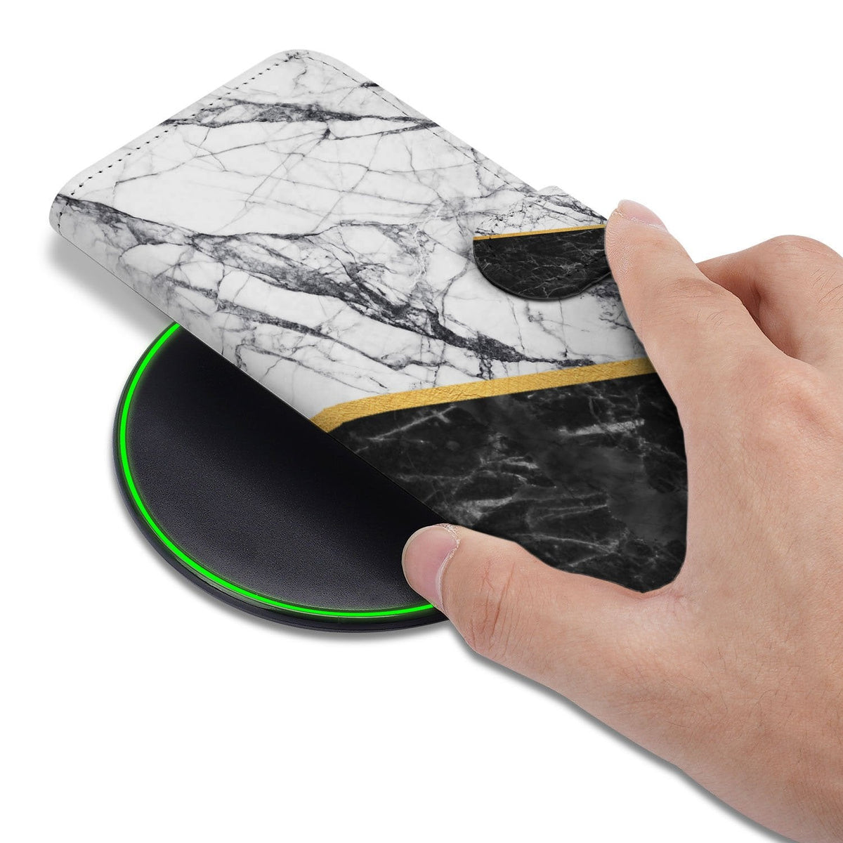 Iemand houdt de iPhone 18 Pro Max in marmerhoesje Marble White Black in de hand