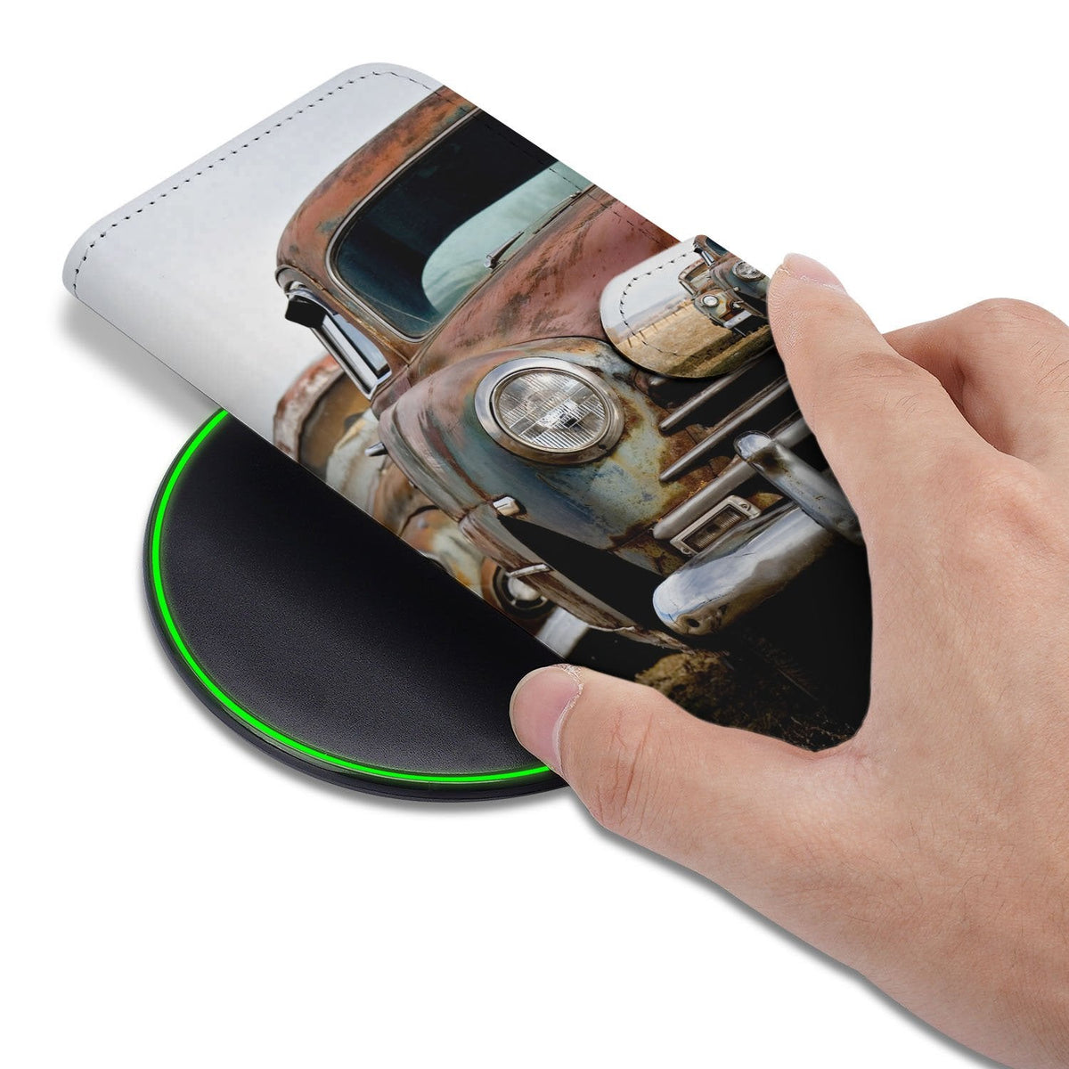 Vintage Auto hoesje om de iPhone 18 Pro Max, vastgehouden in een hand
