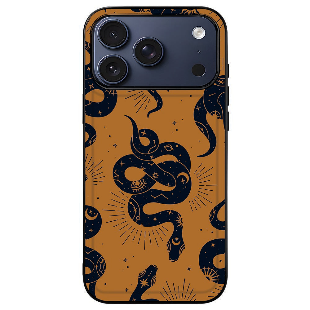iPhone 18 Pro Max in het Snakes hoesje met het slangenmotief achterop