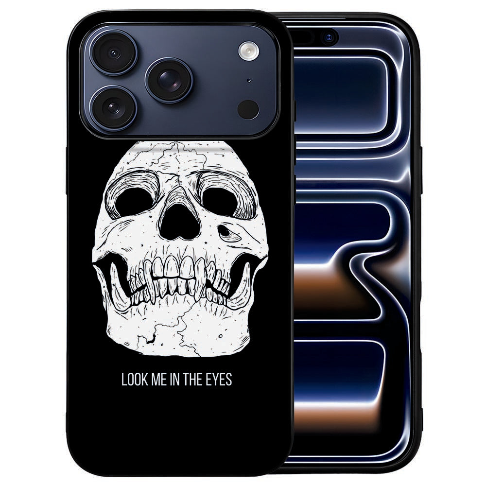 Zwart-witte schedel met opvallende ogen op de achterkant van het iPhone 18 Pro hoesje Skull Eyes