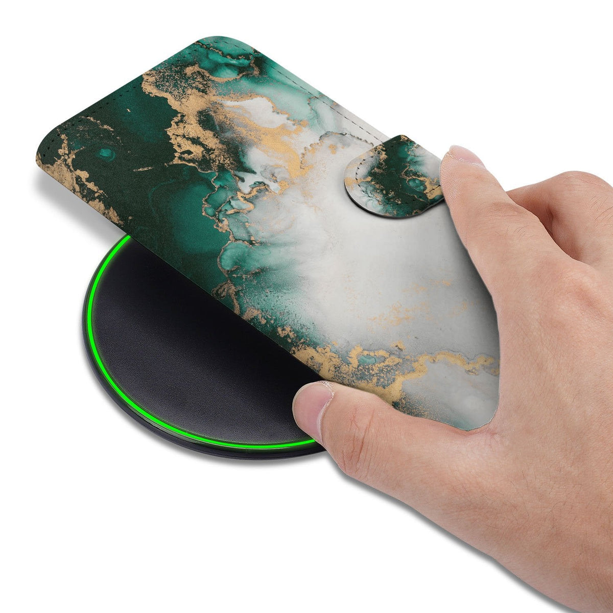 Marmer Groen wallet hoesje voor iPhone 18 Pro in de hand, klep gesloten
