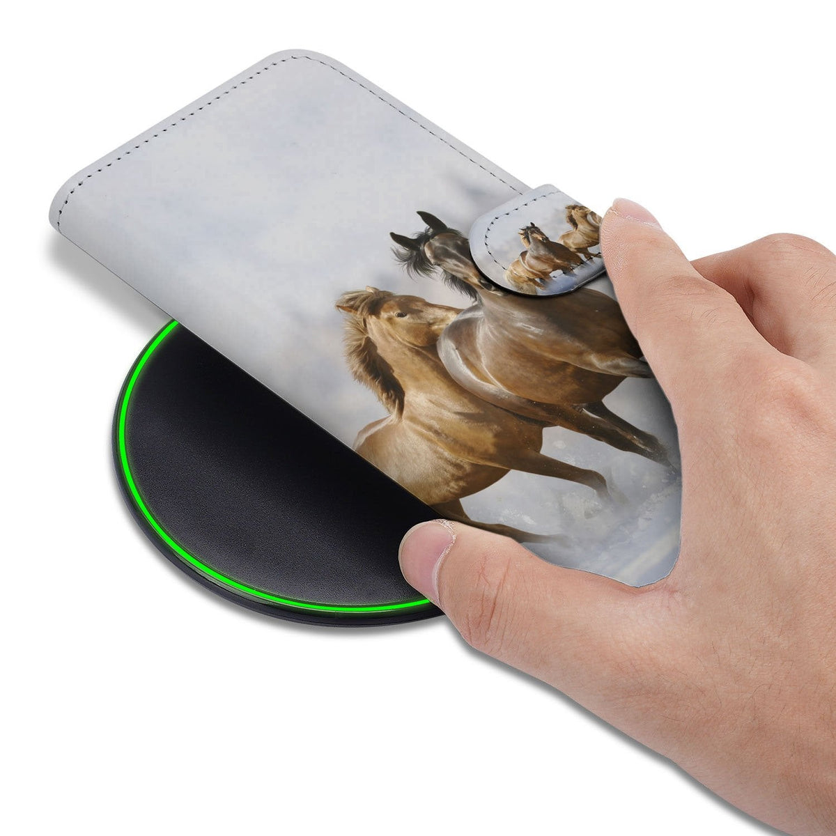 Paarden wallet hoesje om een iPhone 18 Pro in de hand, klep gesloten
