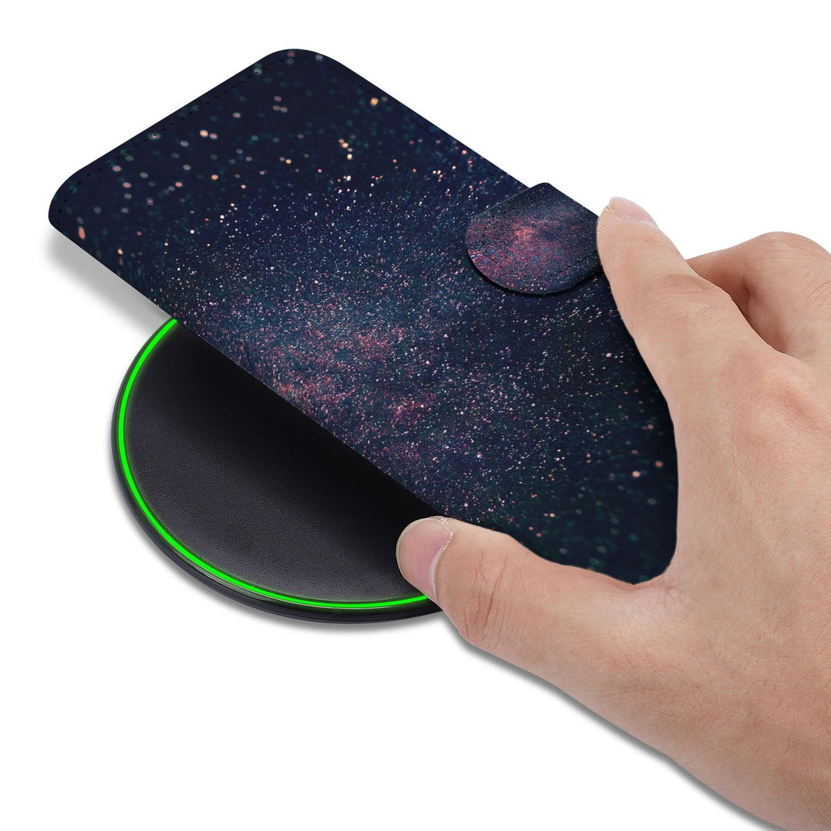 Stars wallet hoesje voor de iPhone 18 Pro vastgehouden in de hand