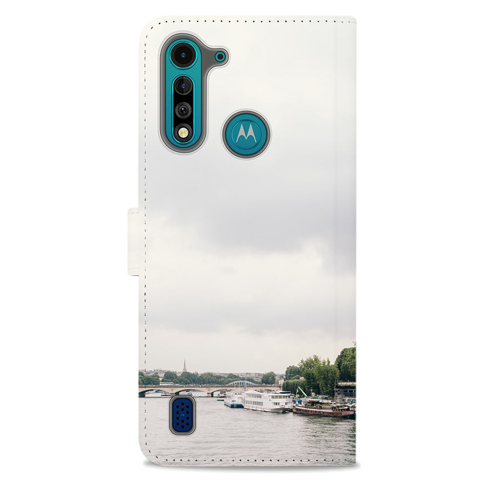 Achterzijde van de Moto G8 Power Lite bookcase met camera-uitsparing en een rivier onder een grijze lucht als voorbeeld
