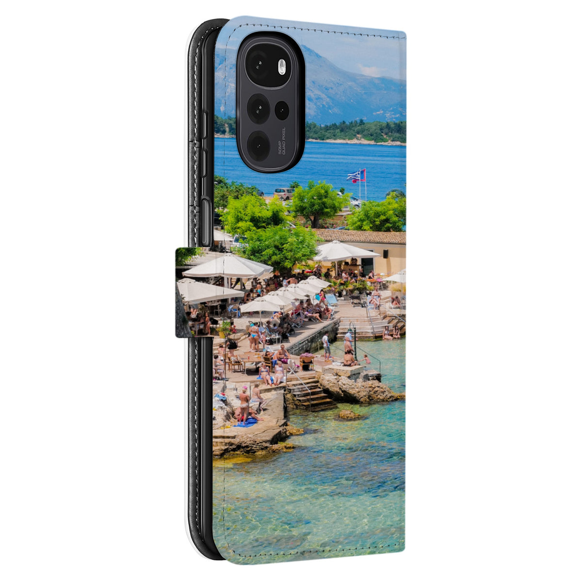 Strand met terrassen langs de kust als voorbeeldontwerp op de achterzijde, camera-uitsparing links, Moto G22 bookcase