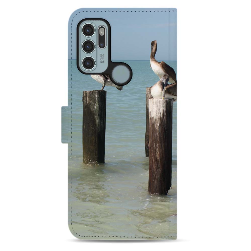 Achterkant van de bookcase voor de Moto G60s met een tweede pelikaan en de camera-uitsparing linksboven