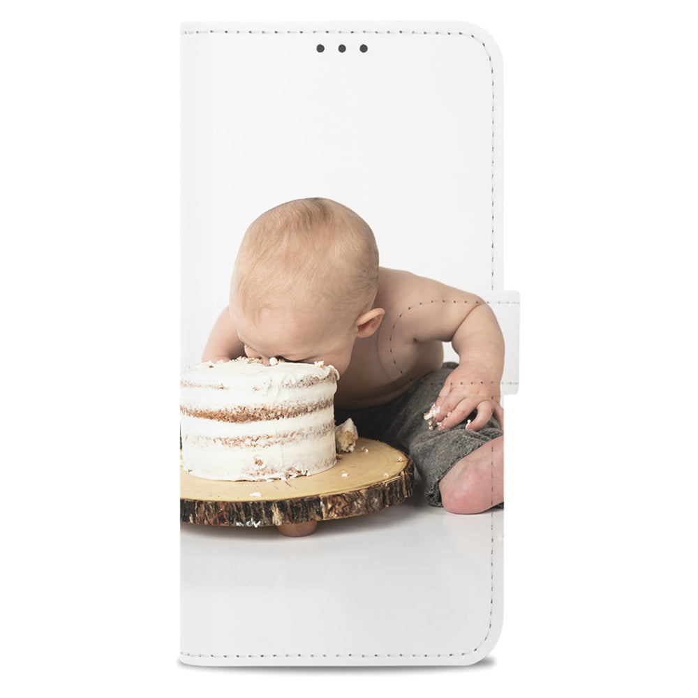 Voorkant van de G7 Power bookcase met een foto van een baby die zijn gezicht in een verjaardagstaart duwt