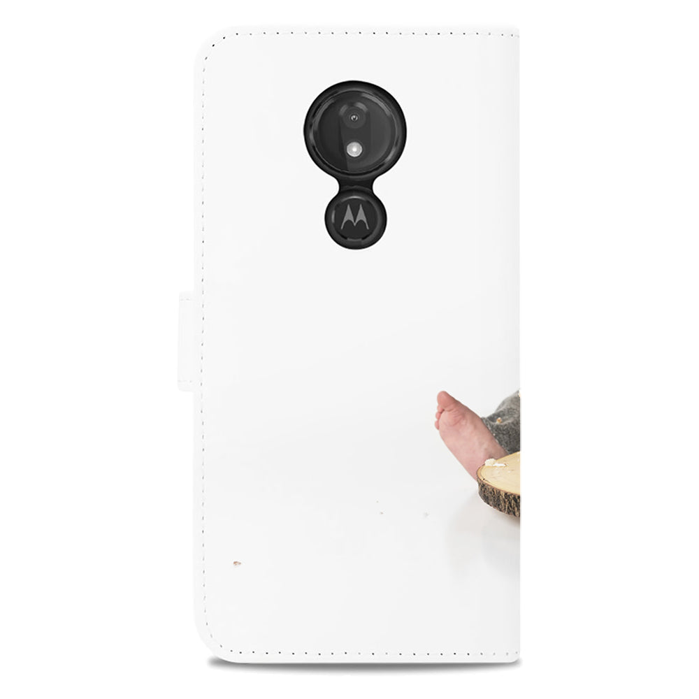 Achterkant van de Moto G7 Power bookcase: ronde camera-uitsparing en een voetje naast de boomschijf