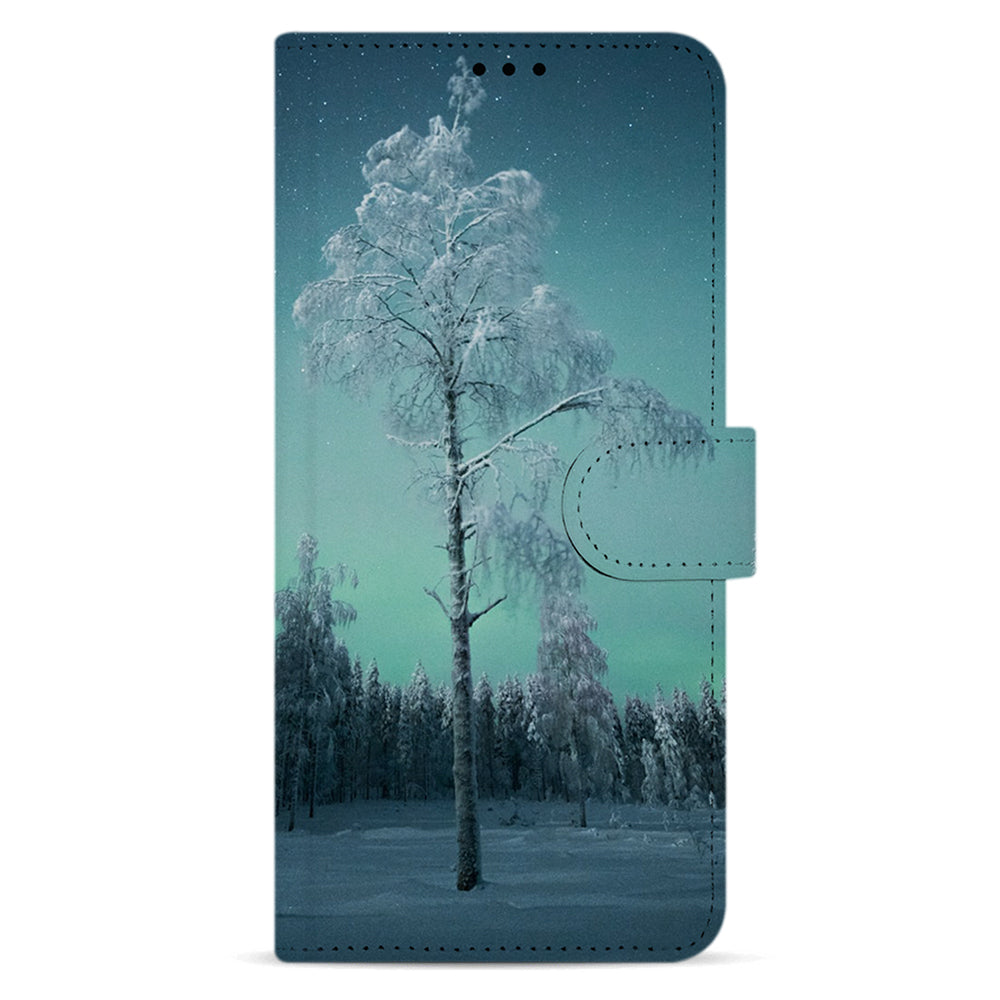 Klep van de Nokia 5.3 bookcase met een witbevroren boom voor een groenige nachtlucht en het sluitlipje rechts