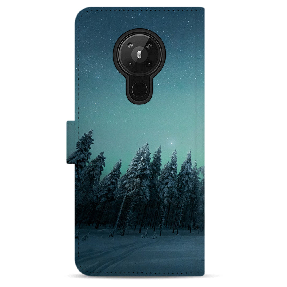 Achterzijde Nokia 5.3 bookcase: besneeuwd sparrenbos onder sterren met de ronde camera-uitsparing