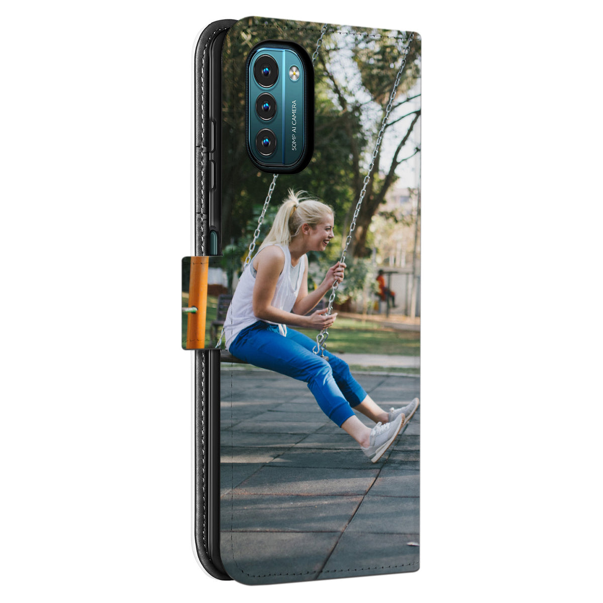 Schuin aanzicht van de dichte Nokia G11 bookcase met een voorbeeldontwerp van een vrouw in een park