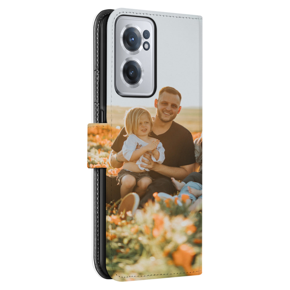 Achterzijde van de Nord CE 2 bookcase met een vader en peuter in een bloemenveld onder de camera-uitsparing