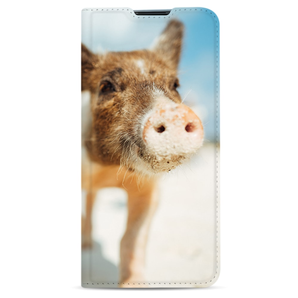 OPPO A52 standcase dicht van voren, met als voorbeeldontwerp een close-up van een biggetje met zand op de snuit