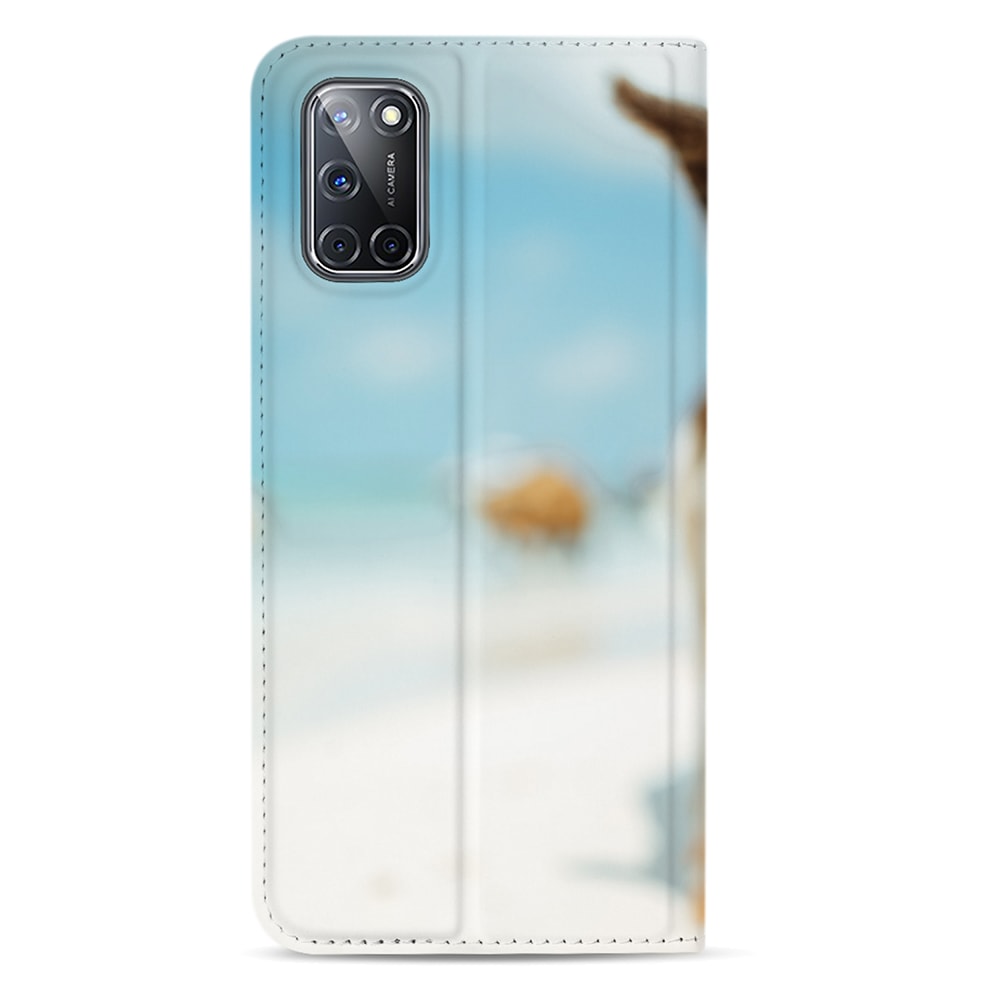 OPPO A72 standcase van achteren met camera-uitsparing linksboven en een wazig strand onder blauwe lucht
