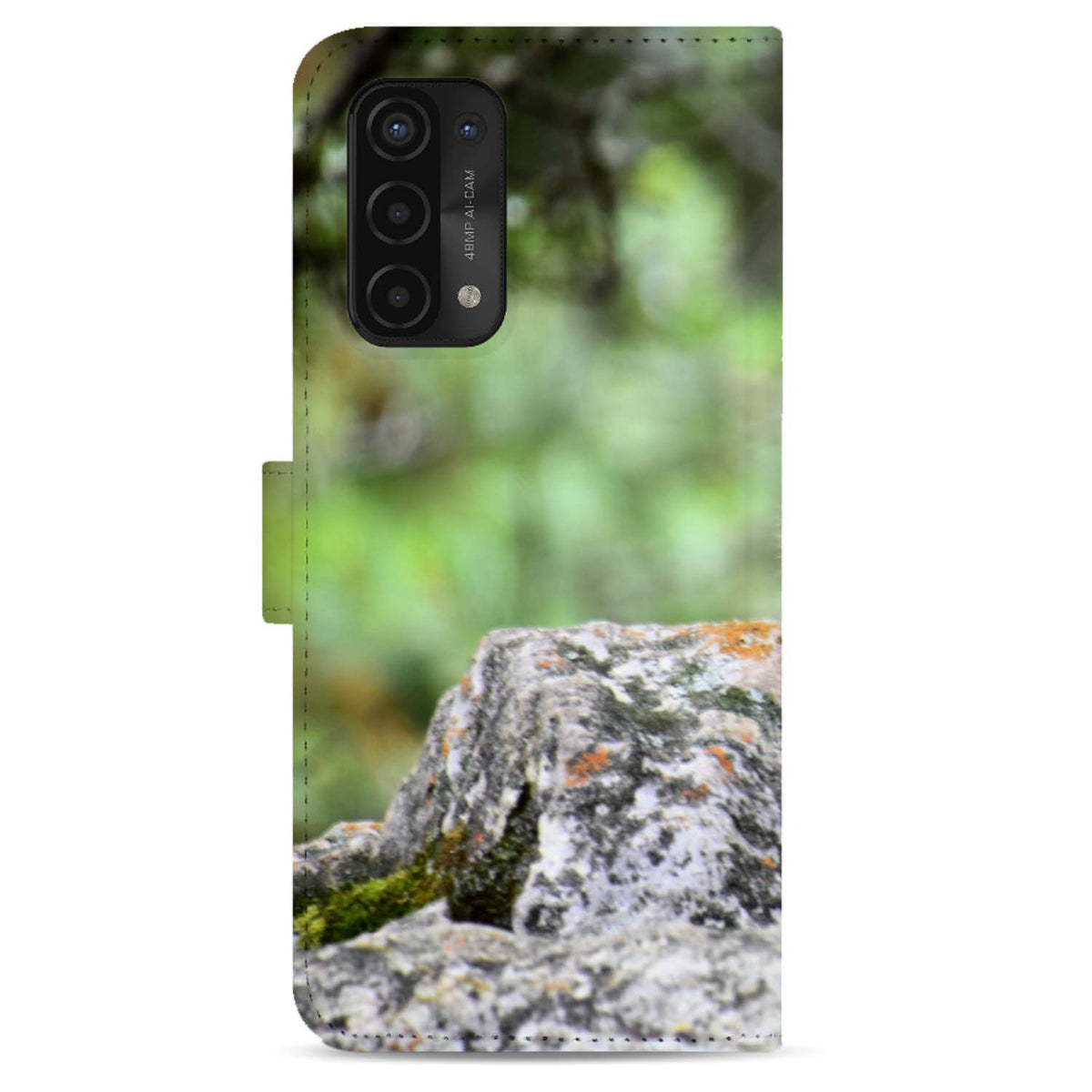 Achterkant van deze OPPO-bookcase voor de A54 5G, A74 5G en A93 5G: grijze rots tegen groen, camera linksboven