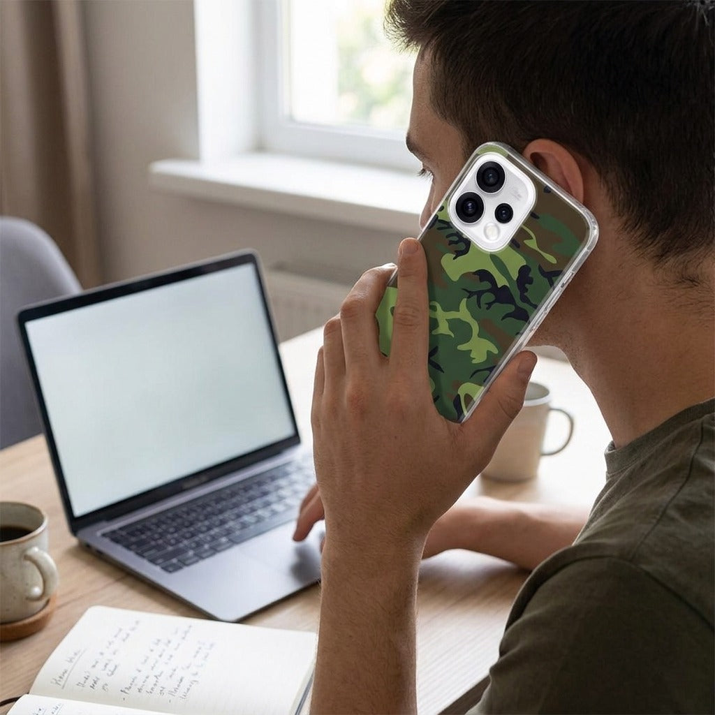 OPPO Reno15 siliconen hoesje Army Dark - lifestyle foto in huiselijke setting
