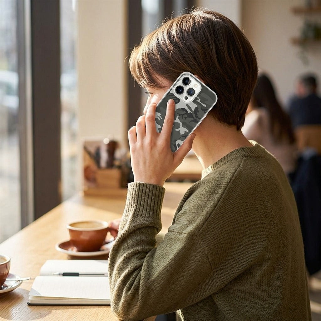 Siliconen hoesje OPPO Reno15 Army Light - lifestyle foto in huiselijke setting