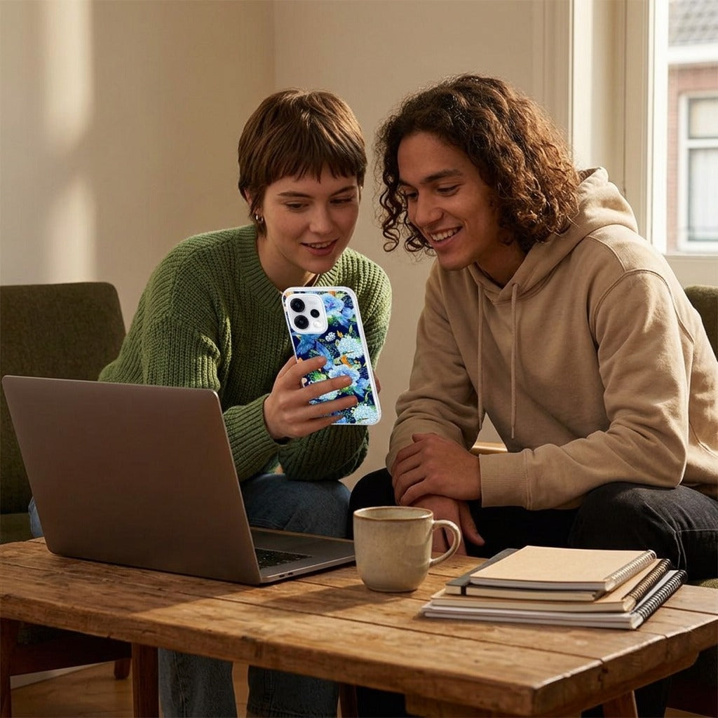 OPPO Reno15 siliconen hoesje IJsvogel - lifestyle foto in huiselijke setting
