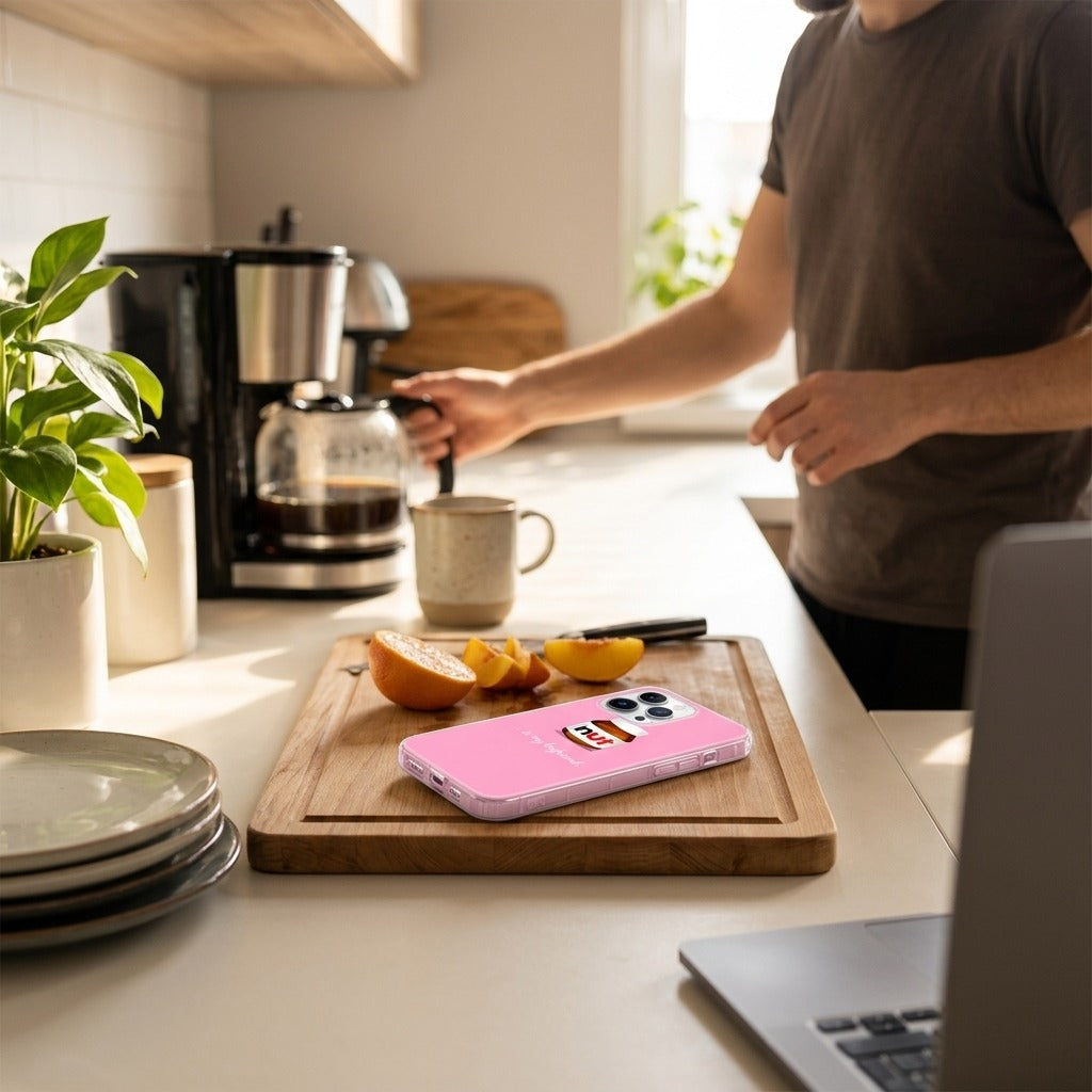 OPPO Reno15 siliconen hoesje Nut Boyfriend - lifestyle foto in huiselijke setting